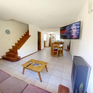 Amplia Casa luminosa a estrenar, Excelente ubicación - Bariloche - 3