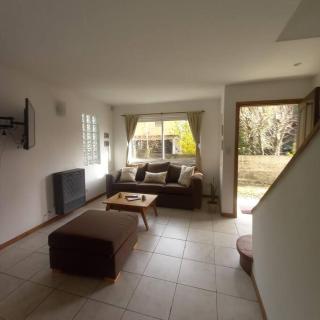 Amplia Casa luminosa a estrenar, Excelente ubicación - Bariloche - 2