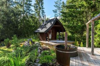 Cheerful house with sauna and bathtub - Almunge - 0