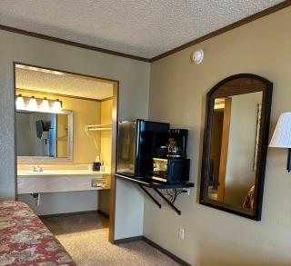Interstate Inn - Roland - 5
