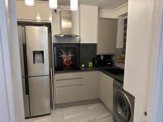 Stylish 1BR Apt w Fireplace & High-Speed WiFi - London - 6