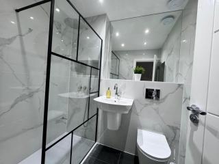 1 Orchard Farm Cottages Sleeps 10, Open plan Kitchen & Large Garden - East Grinstead - 4