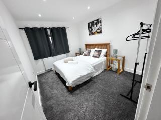 1 Orchard Farm Cottages Sleeps 10, Open plan Kitchen & Large Garden - East Grinstead - 1