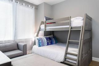 All rooms with En-Suite Bath, TV & Blackout Shades - 4