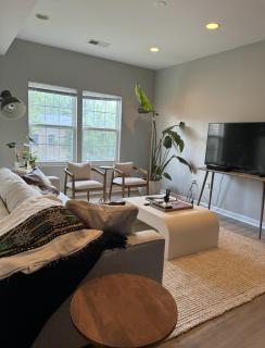 Spacious 3BD 2.5 BA - 15 Min to Downtown/Capitol - 8