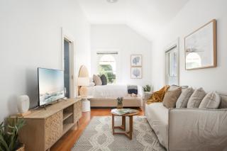 Boutique Studio with Balcony in Perfect Location - Sydney - 0