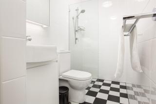 Boutique Studio with Balcony in Perfect Location - Sydney - 5