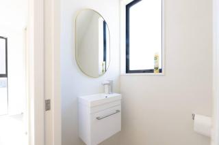 Brand New, Private & Central Townhouse - Christchurch - 2