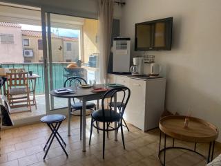 Saint-Pierre-La-Mer : Appart T2 avec Piscine, Parking, Clim, Terrasse - 4 Pers. - FR-1-795-26 - Fleury - 4