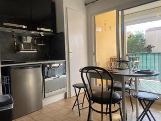 Saint-Pierre-La-Mer : Appart T2 avec Piscine, Parking, Clim, Terrasse - 4 Pers. - FR-1-795-26 - Fleury - 2