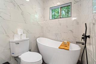 Wooded Oasis, HotTub, Sauna, GameRoom, 15min 2 AVL - 3