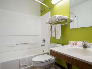 Super 8 By Wyndham Franklin - 3