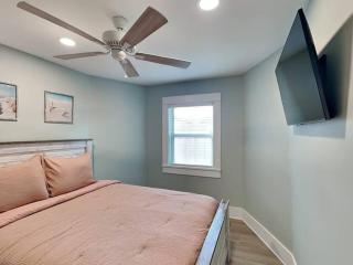 Magnolia Manor Beach House Walk to Beach and Near Pleasure Pier - Galveston - 3
