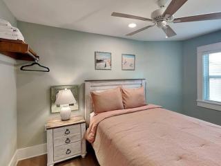 Magnolia Manor Beach House Walk to Beach and Near Pleasure Pier - Galveston - 2