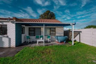 Smile and Wave Holiday Home - Franskraal - 4