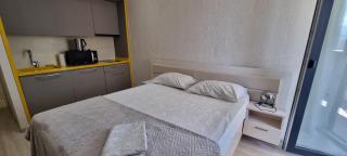 Courtyard by Marriott центр шикарный апартамент с видом на море,озеро,город - Batumi - 9
