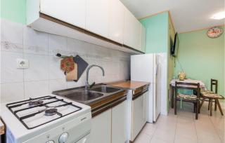 Stunning Apartment In Senj With Kitchen - Starigrad - 5