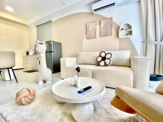 Urban Suites #Soft creamy #Infinity Pool #local neighbourhood #4pax #2BR 2bath #2Queen #Quality well maintained #Private host - Jelutong - 4
