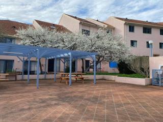 Top-floor, 3-bedroom apartment-close to CBD & ANU - 3