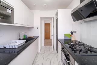 Wake Up in a Modern 2-Bed Apt in Central London - 4