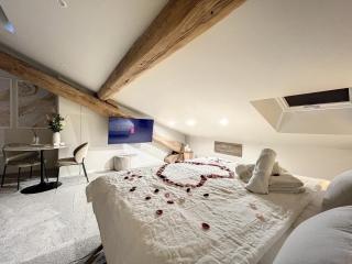 Cocon Blanc câlin avec Jacuzzi privatif - LoveRoom Insolite - Saint-Étienne - 8