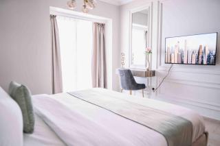 Sea & Palm View Elegant 1 Bedroom Apartment - Dubai - 1