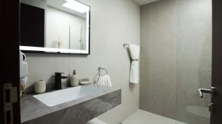 Exquisite 2-Bedroom Apartment with Sea View - Dubai - 6