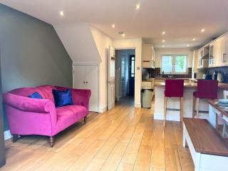 Jekyll's on Hyde - Spacious Town House - Central Winchester - Free Parking, Sleeps 5 - by XPlus Stays - 3