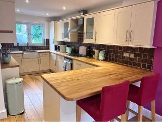 Jekyll's on Hyde - Spacious Town House - Central Winchester - Free Parking, Sleeps 5 - by XPlus Stays - 8