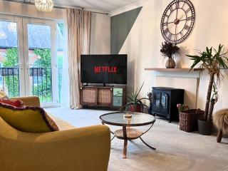 Jekyll's on Hyde - Spacious Town House - Central Winchester - Free Parking, Sleeps 5 - by XPlus Stays - 0