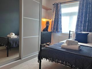 Jekyll's on Hyde - Spacious Town House - Central Winchester - Free Parking, Sleeps 5 - by XPlus Stays - 1