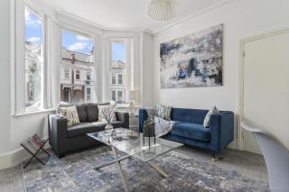 Family London Luxe House with 4 Bedrooms in London suitable for family visits, contractor stays with close proximity to the Underground Station with 25mins into Central London - Londra - 0