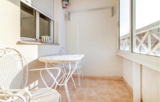 Amazing Apartment In Torrevieja - Torrevieja - 3