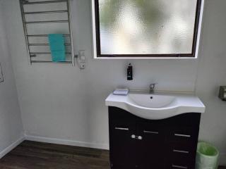 2 double beds including 1 double sofa bed Garden Chalet 7A Rangiatea Rd 1 Bedroom House - Auckland - 8