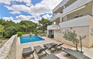 8 Bedroom Gorgeous Home In Okrug Donji - Okrug Donji - 8