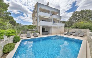 8 Bedroom Gorgeous Home In Okrug Donji - Okrug Donji - 1