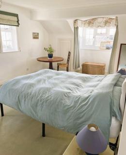 Spacious Top Floor Apartment with Harbour Views - Emsworth - 0