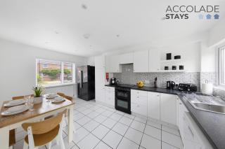 3 bed, 2 Bath, Sleeps 6, with Free Parking & WiFi, ideal for contractors and families - Basingstoke - 2