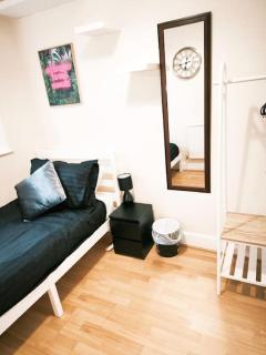 SOUTHEND ON SEA l 4 BEDROOM HOUSE l CONTRACTORS FAMILIES GROUPS ALL WELCOME l FREE PARKING l - Southend-on-Sea - 6