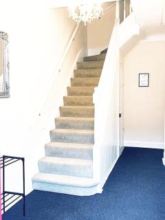 Stylish & Comfortable 4BR Retreat Sleeps 7, Ideal for Families & Professionals, Clark Property Estates - 1
