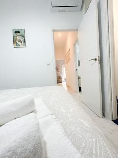Central Cozy Budget 2BR Apt with AC, 1 bath, Private Parking opt - Seville - 7