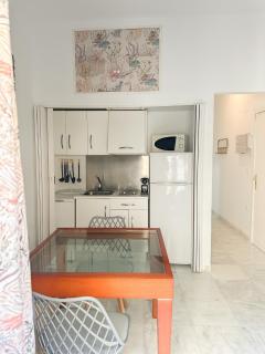 Central Cozy Budget 2BR Apt with AC, 1 bath, Private Parking opt - Seville - 2