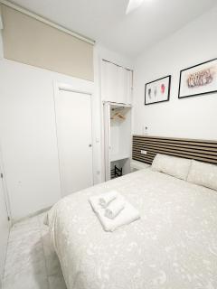 Central Cozy Budget 2BR Apt with AC, 1 bath, Private Parking opt - Seville - 8