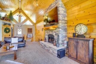 Duck Creek Village Cabin with Deck and Private Hot Tub - Duck Creek Village - 6