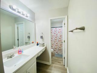 Spacious room with Shared bathroom - Raleigh - 8