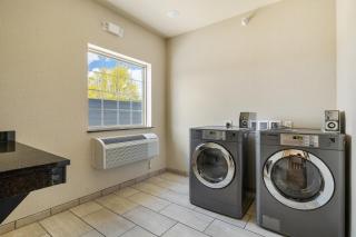 Cobblestone Hotel & Suites - Alpine - 3