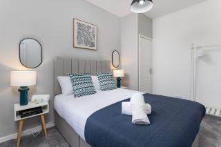 Cowley House - Air Host & Stay - Sleeps 7 - Liverpool - 8