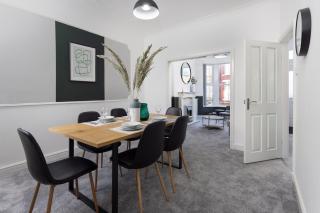 Cowley House - Air Host & Stay - Sleeps 7 - Liverpool - 5