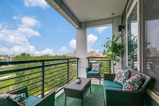 Beautiful Condo on Riverwalk w King Ste free parking pet friendly Centrally Located - San Antonio - 4