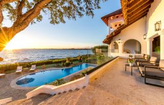 Ocean Front Villa Accommodates 14 Guests With Service - 7